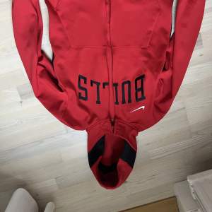 Aldrig använd, nyskick  Nike bulls Chicago zip full hoodie  storlek XS/S