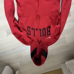 Aldrig använd, nyskick  Nike bulls Chicago zip full hoodie  storlek XS/S