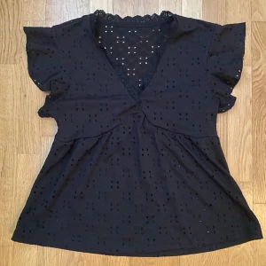 Svart topp - Jättefin gullig topp som funkar till allt!💕 Använd några gånger men ser ut som ny.