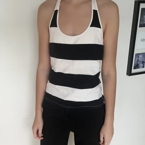 Randig topp - Randig topp. Är i bra skick. Är stretch så skulle säga att den passar allt från s till L 