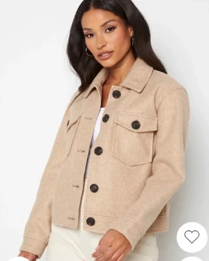 Kappa - Säljer denna kappa från vero moda  då den inte kommer till användning. Nyskick. Fin nu till hösten 