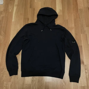 CP Company Hoodie  - En fet marinblå CP Company hoodie i riktigt fint skick, använts fåtal gånger. Passar storlek XS! Nypris: 1850, mitt pris: 900! 