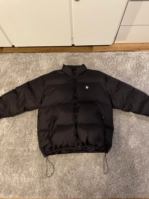 Harlaut apparel puffer jacka - Ny skick Använd 3 gånger  Nypris 2300kr 
