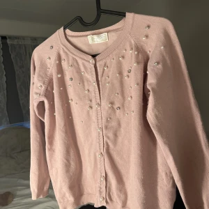 Rosa kofta  - Söt tröja med små pärlor och ”diamanter”. Vissa av de har lossnat, lite mottig på vissa ställen. Skriv för fler bilder 💕