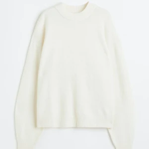 Stickad tröja  - Fin stickad tröja som inte kommer till användning längre!