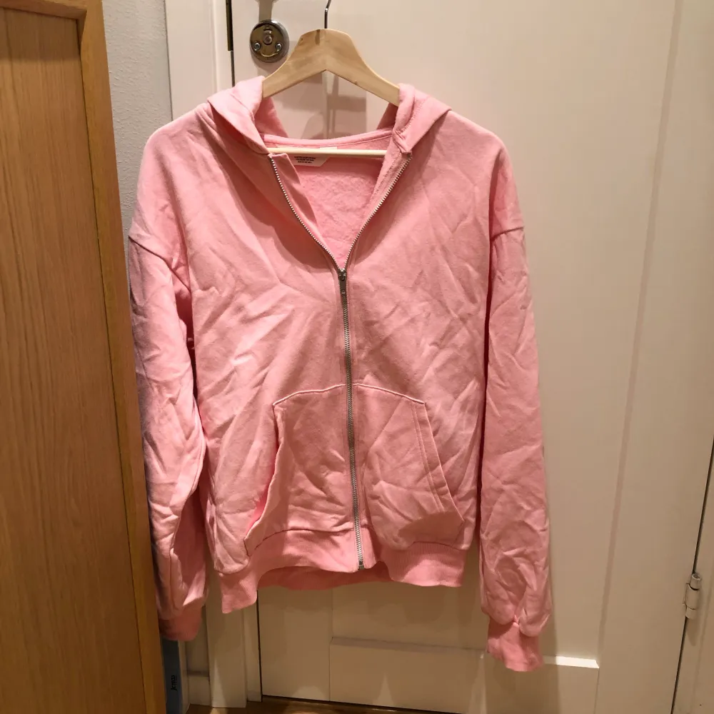 Säljer denna supersköna rosa hoodie från H&M i storlek XS. I nyskick, endast använd en gång. Skriv gärna om frågor!💝. Hoodies.
