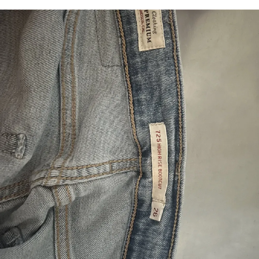 Superfina jeans som tyvärr är en aning stora för mig. Nyskick!🩵. Jeans & Byxor.