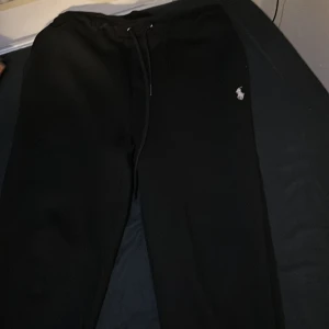 Polo Ralph lauren mjukisbyxor - Säljer mina köpta polo Ralph lauren då jag inte gillade hur de satt på mig. Aldrig använda storlek M färg Svart