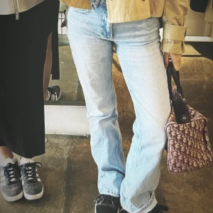 Lågmidjade jeans - Säljer jättefina lågmidjade jeans ifrån Gina tricot. Bilden är min<,333 kommer tyvärr inte till användning, används 2 gånger. 