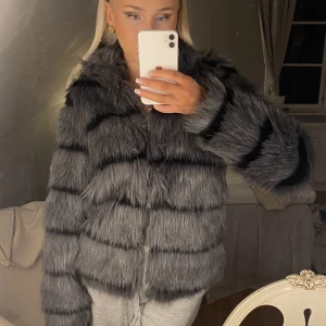 Päls jacka  - Fluffig pälskappa/jacka i storlek S från vero Moda 