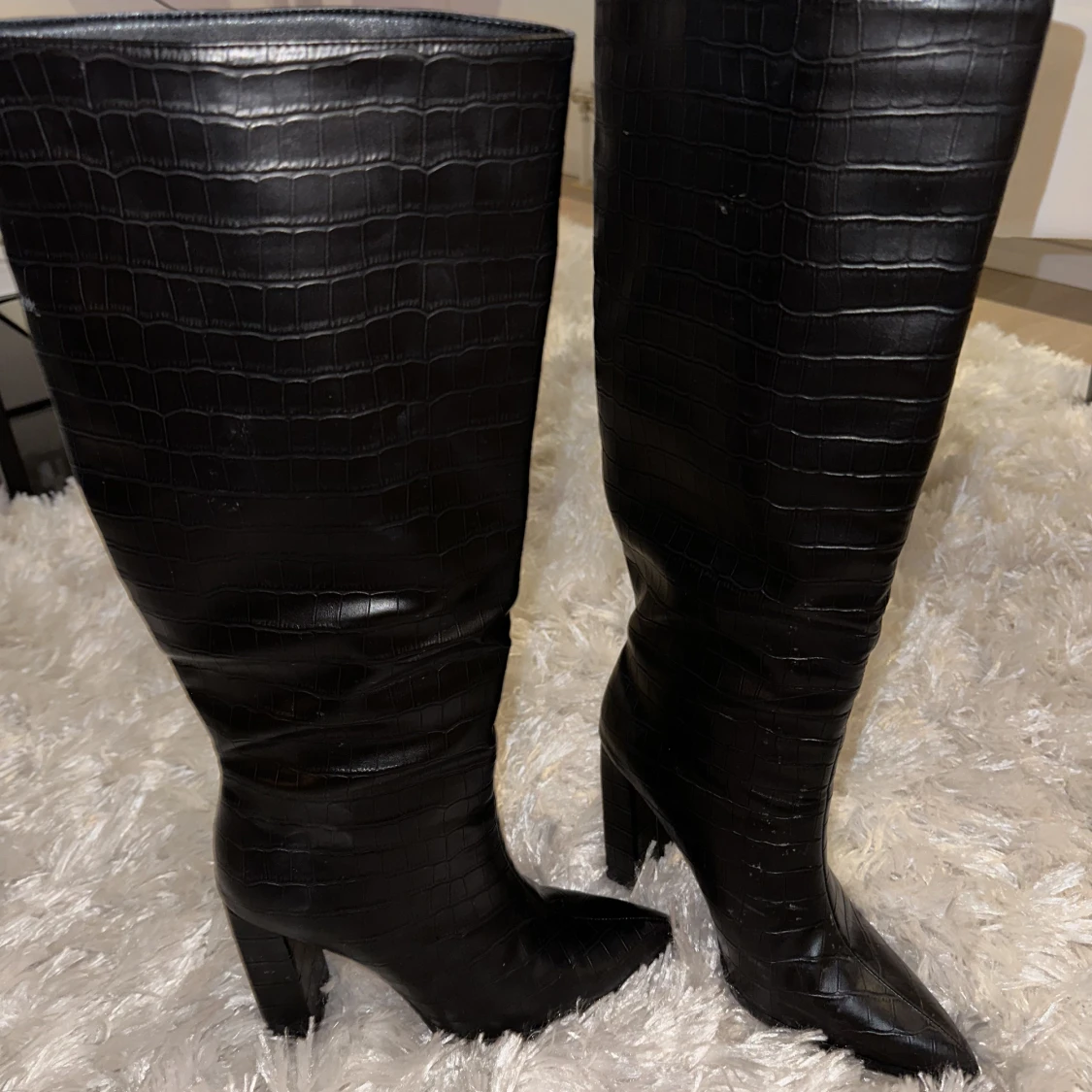 Krokodilmönstrade stövlar med klack - 91