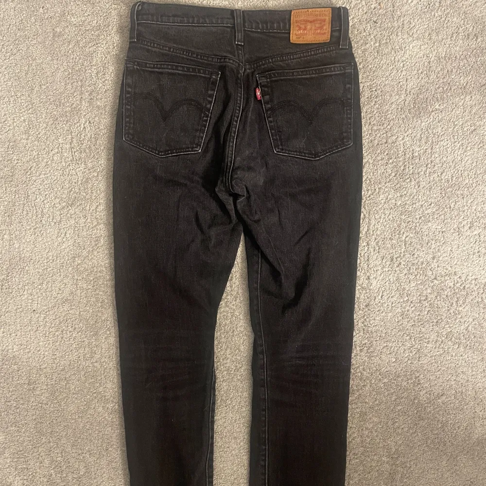 Svarta jeans från levis . Jeans & Byxor.
