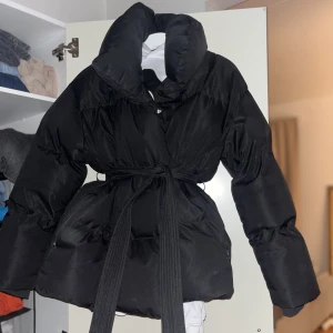 Pufferjacka coppenole - Riktigt varm och snygg pufferjacka från märket coppenole. Köpt förra året och använd 1 vinter. Skicket är som nytt! -Riktigt varm -Man får fin figur  -Går under rumpan