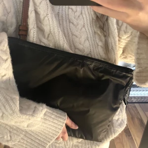 Arket datorväska  - Datorfodral från Arket, 13-15 tumm. Fint skick! Frakt tillkommer!🌸