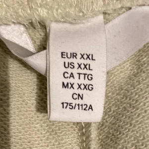 Ljus gula shorts.  - Andvända shorts & bra i stoleken 