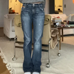 Lågmidjade jeans - Superfina lågmidjade jeans från miss sixty som är för stora på mig. Har snygga slitningar (de ska vara där) på benet och jättecoola fickor. Håller in lite på andra bilden. Perfekt skick och endast använda fem gånger. Skriv om ni undrar något💗