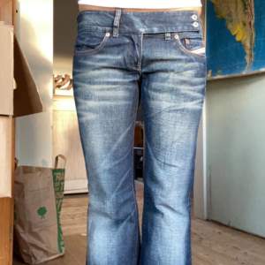 RESERVERADE KÖP EJ Mörkblåa jeans från Disel, lågmidjade och raka/bootcut style 💗 inga defekter  Midjemått: rätt över 37 cm  Innerbensmåttet: 82cm   SÄLJER ett till par!! Kolla in min profil ☺️