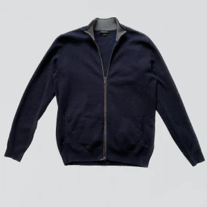 Massimo Dutti Zip Up - Blå Zip Up från Massimo Dutti. Använd sparsamt och vi väldigt bra skick. Ny pris 1000kr. Storlek L och passar mig som är 185 bra. Hör gärna av er om ni har frågor!