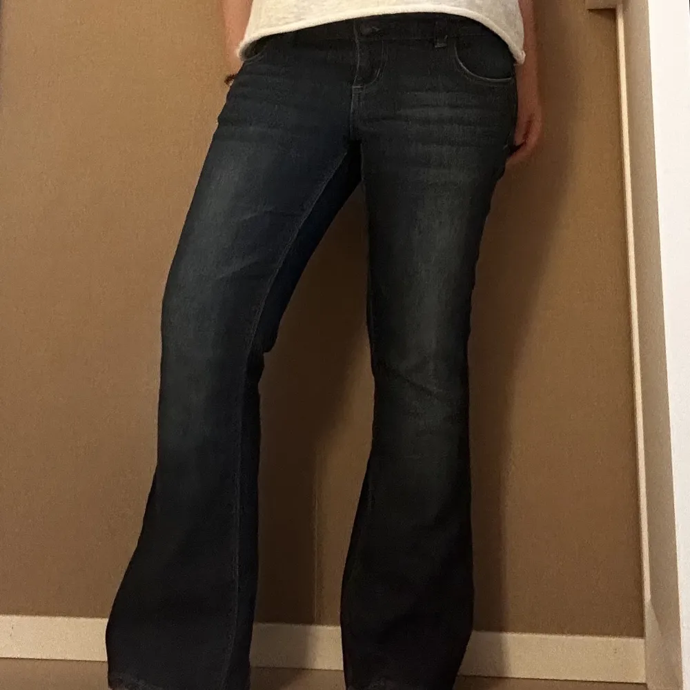 Super coola lågmidjade och utsvängda jeans❤️. Jeans & Byxor.