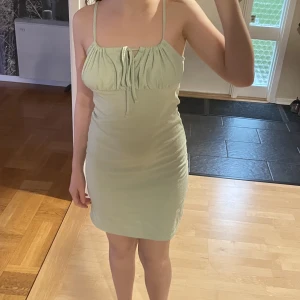 Grön sommarklänning - En superfin grön klänning från Nelly som är sparsamt använd och inte kommer till användning längre tyvärr💞