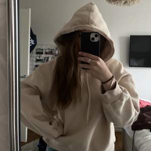 Beige fin hoodie från lager 157, knappt använd! ☺️Den är i storlek M men passar även Xs och S