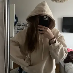Beige fin hoodie från lager 157, knappt använd! ☺️Den är i storlek M men passar även Xs och S