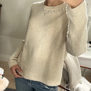 Beige stickad tröja från H&M  - Beige stickad tröja i fint skick. Storlek S. Frakt tillkommer.