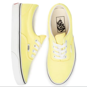 Vans - Helt nya, enda att anmärka på är att ena skosnöret blivit lite dammigt/smutsigt 