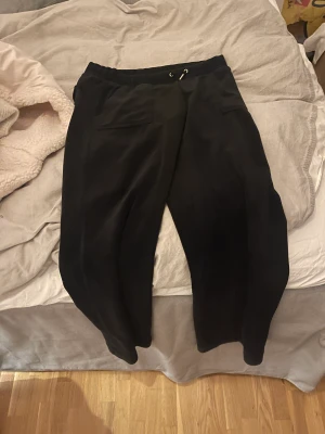 Mjukisbyxor  - Säljer nu mina juicy byxor då dom inte längre kommer till användning. Svarta i storlek M men har en defekt som visas på sista bilden, annars super snygga och sköna byxor🌸