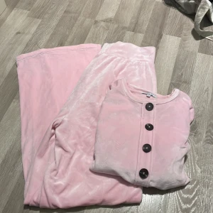 Mjukisset - Ett lite mer fasionable mjukisset. Är i storlek M i både byxor och tröja. Köptes förra året, däremot använd typ en gång. Därav som i nyskick. Jättemysig och skönt med mer som en liten M/stor S än en vänlig M. Raka byxor med resår i midjan. Vanlig tröja