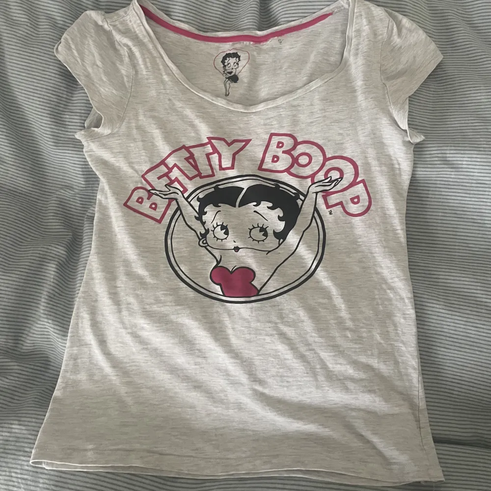 jätte söt betty boop tshirt 🙋‍♀️lappen är bortklippt men skulle säga storlek s . T-shirts.