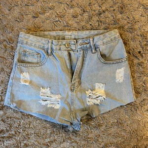 Jeansshorts  - Fina shorts från SHEIN. Oanvända, nyskick☺️. (För små för mig)
