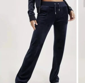 Marinblå juicy-byxor!  - Säljer mina juicy couture byxor i en marinblå färg! Superfina men kommer ej till användning. Är i fint skick! I storlek XS