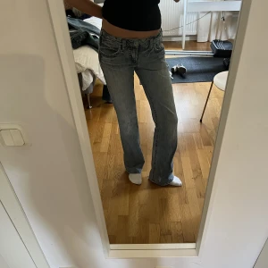 Lågmidjade jeans - Lågmidjade jeans köpa secondhand. Supersnygga men kommer tyvärr inte till användning. Modellen på bilden är 179 så de är långa i benen🤩Slitningar vid fötterna och därav priset