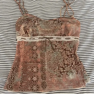Supersöt topp🤎💗 - Supersöt vintage topp💗har ingen lapp så vet inte vart den är ifrån men skulle säga att den är stolek xs/s