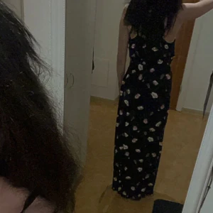 Klänning - Super gullig blommig klänning, går ända ner till fötterna. Skön att ha på sig.