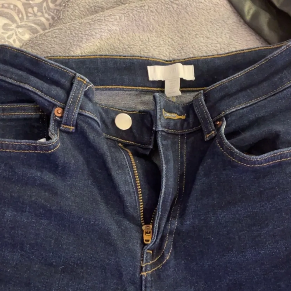 Fina jeans ej använda men har åkt några varv i tvättmaskinen så lite urtvättade men inget som syns. Sitter jättebra och är bra i längden. Jeans & Byxor.