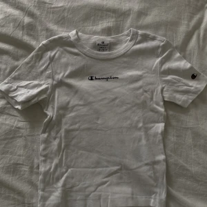 Champion tröja - Cropped Champion tröja. Den har en tight passform. Storlek S men passar som en M också! Skriv för fler bilder! 💙