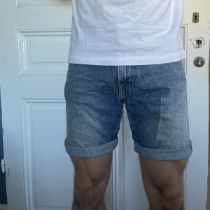 Tiger of Sweden Jeansshorts - Blåa jenashorts från tiger of sweden. Knappt använda. Superkvalité iom märket & därför i högsta skick. Säljer iom att jag kom till insikten om att jag aldrig har på mig shorts bara.  Nypris: 1 299 kr