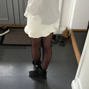 Lågmidjad vit kjol med volanger  - Unik lågmidjad vit kjol från Bikbok med volanger. Storlek M men jag har sytt om den från en längre kjol som var hödmidjad så jag skulle säga mer XS/S. Tvärs över midjan är det 37 cm men den är ganska stretchig. Lite liten på mig som brukar ha storlek 36.