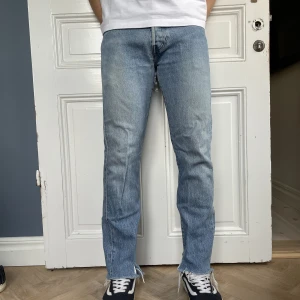 Levis 501  - Blåa 501or. Superkvalité, som det med levis oftast är. Ursprungligen L32 men klippt av där nere så de numera kan klassas som L30. Medvetet klippt och tvättat så de ska få en sliten look. 