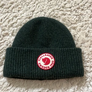 Fjällräven mösss - Mörk grön mössa i bra skick. Köparen står för frakten.  Prisent kan diskuteras