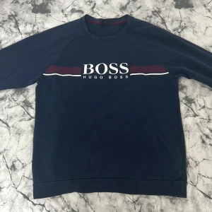 Hugo boss tröja - Äkta hugo boss tröja! Knappt använd. Storlek M. Den är möekblå, helt tvärskön 🤝