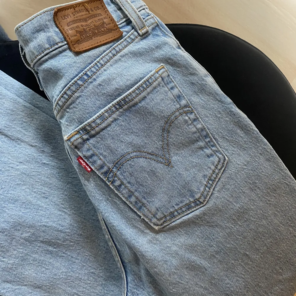 Äkta Levis  bootcut jeans ljus blåa. Superfina ljusblåa bootcut  jeans från Levis, de är i bra skick och är hela överallt 💕 Waist 25. Jeans & Byxor.