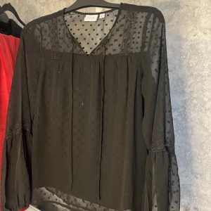 Blus  - Säljer en detaljerad blus fint skick 