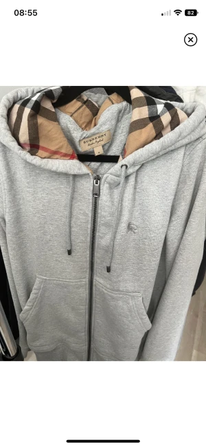 Burberry hoodie  - Hej jag säljer min burberry hoodie pågrund av att den inte kommer till användning längre. Hoodien är i toppskick och finns inga tecken på slitage och det är den bästa kvaliteten du kan hitta om ni har några frågor var inte rädda att höra av er till mig.