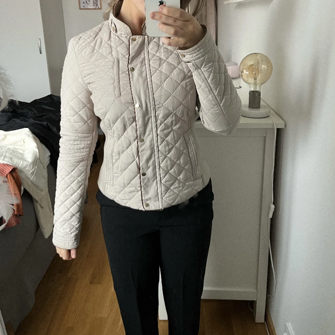 Beige/crémevit jacka från Zara.  - 90