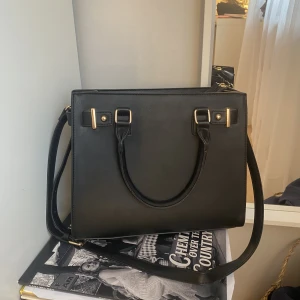 Handväska🖤 - As söt men har aldrig använt, och jag måste rensa🖤