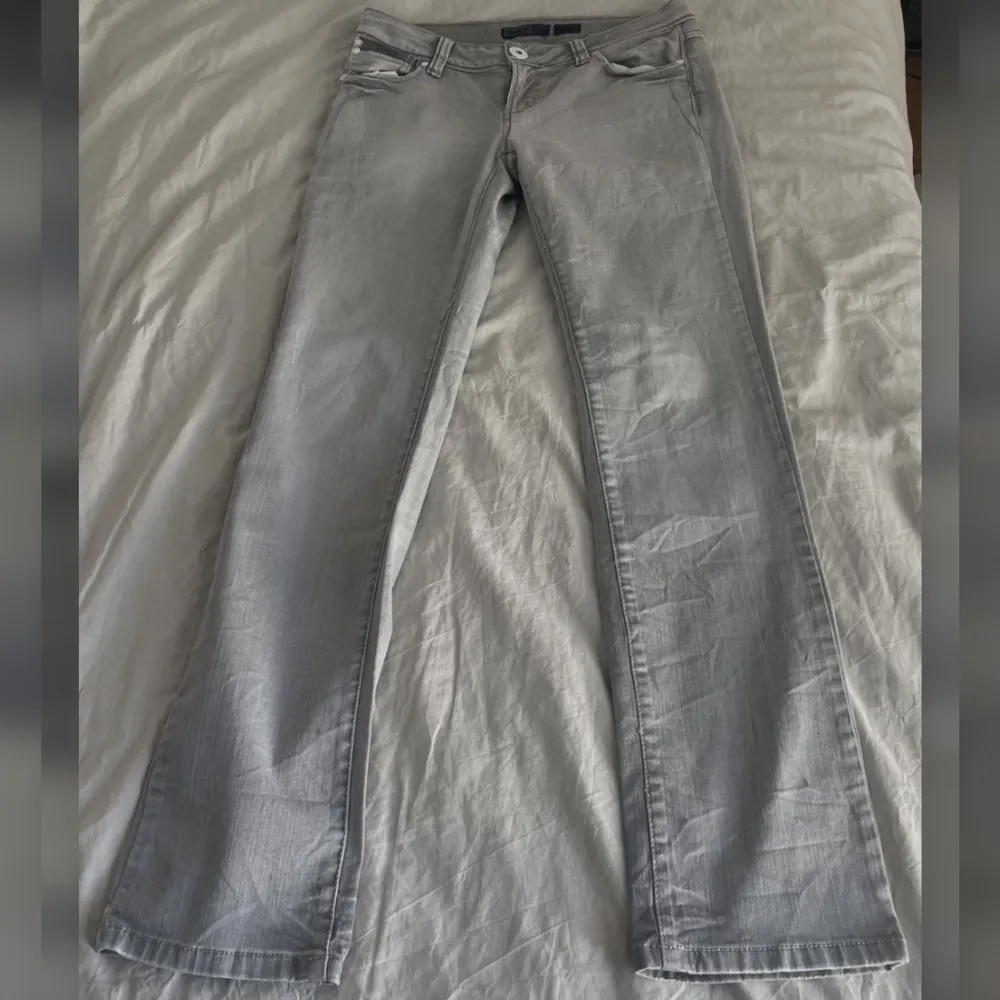 Säljer dessa jätte snygga jeans från Only (vintage) ❤️ Den är i helt ok skick, den har lite små märken men borde försvinna i tvätten❤️ W29 L32. Jeans & Byxor.