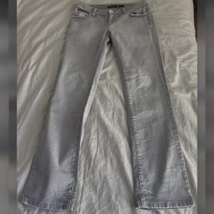 Säljer dessa jätte snygga jeans från Only (vintage) ❤️ Den är i helt ok skick, den har lite små märken men borde försvinna i tvätten❤️ W29 L32